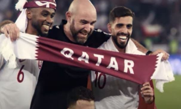 Felix Sanchez Bas celebrating the victory with his players.